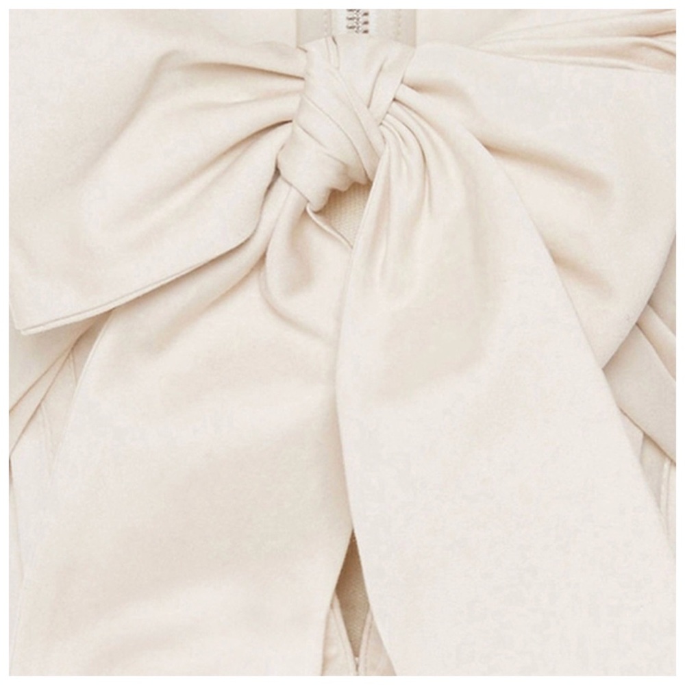 🌸 Exaggerated Ruffle Peplum Cream Tie Top - Picture 7 of 8